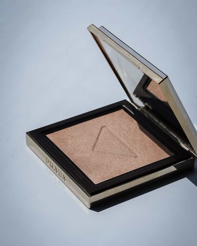 Prada Beauty Light glowing highlighter powder : Champagne