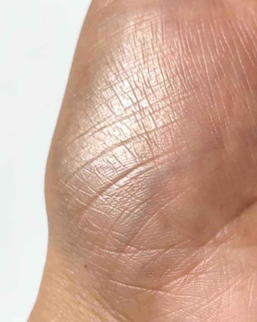 Prada Beauty Light glowing highlighter powder : Champagne